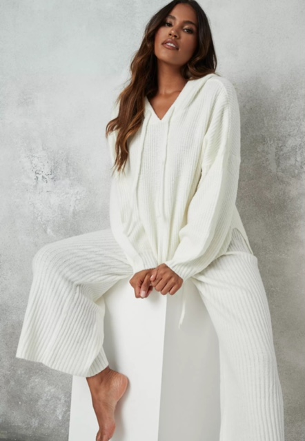 Comfortable and stylish loungewear in the winter - Awkwardly cruising